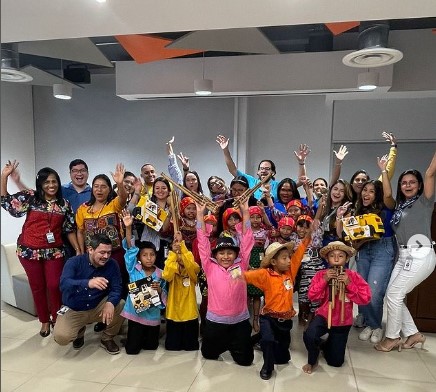 Visita de Estudiantes de la Escuela Jesús de los Pobres a las oficinas de Caterpillar